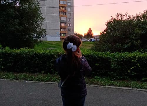 Девочка фотографирует закат