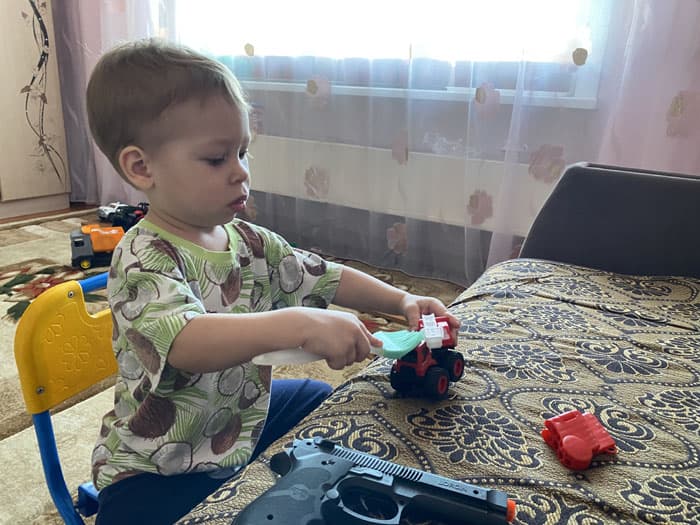 Лева в сказке красит машины