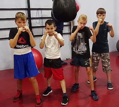Ребята секции бокса спортклуба Успех в г. Белово