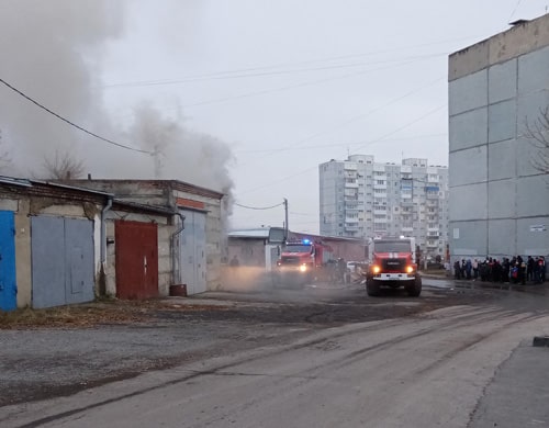 Пожар гаража 3 микрорайона тушили 2 пожарные машины