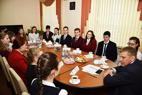 Школьники у главы города Белово фото
